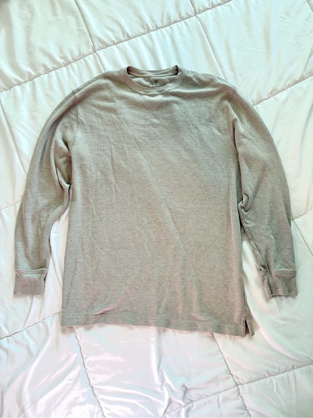 Free Planet - Classic Crewneck Long-Sleeve Shirt - Light Gray